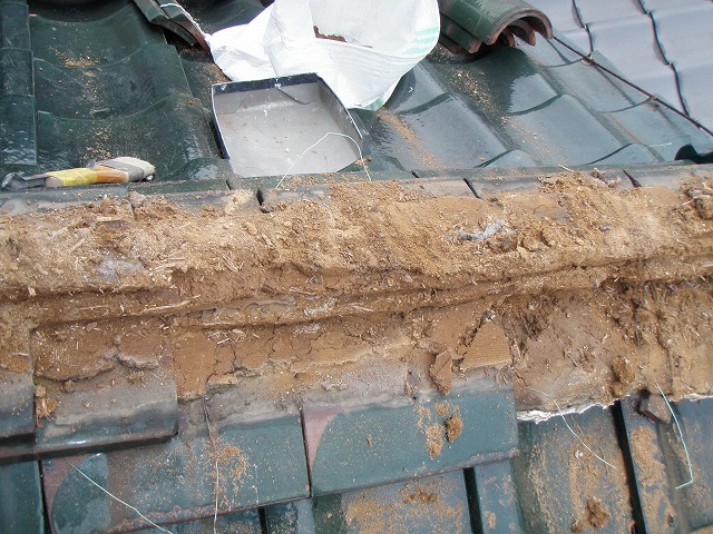 日進市で経年劣化が進行した棟瓦の積み直し工事、既存の冠瓦と熨斗瓦を解体していく様子